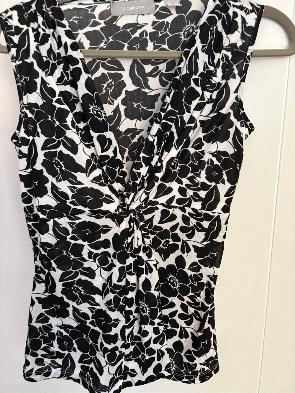 Liz Claiborne Black and White Floral Twist-Front Shell/sleeveless top